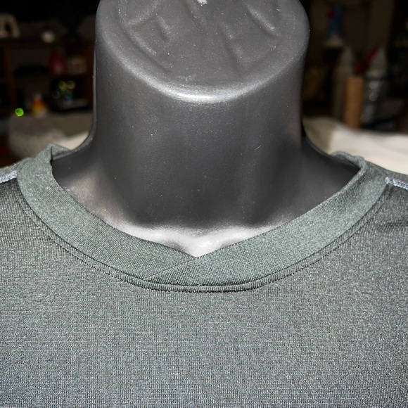 Lululemon Metal Vent Tech Short Sleeve V Neck - Picture 2 of 11